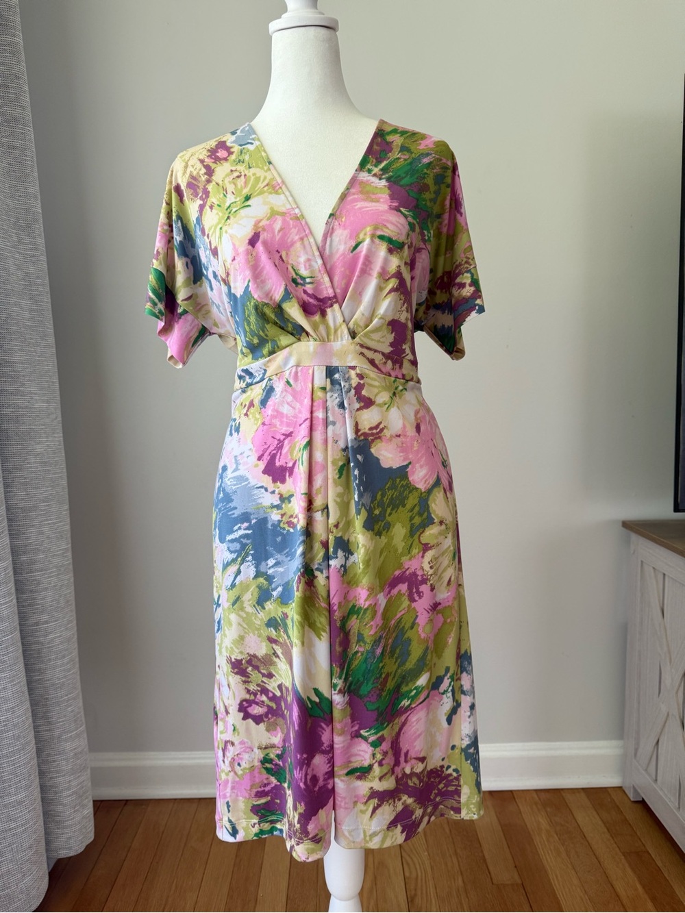 BCBG Max Azria Floral Dress M Knee Length V-Neck Short Sleeve Stretch